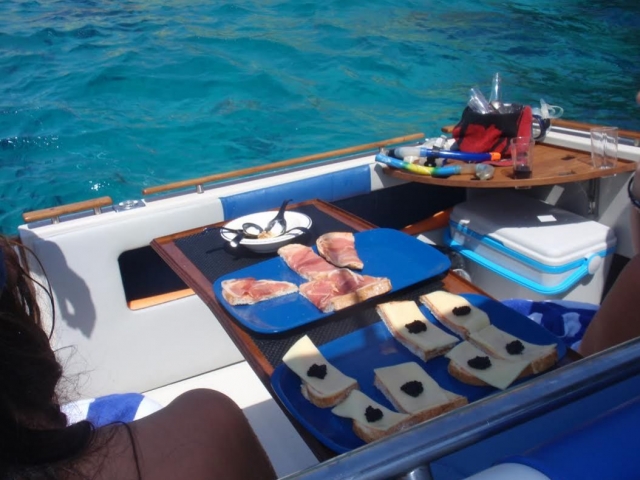 Tomando el aperitivo en el barco.jpg
